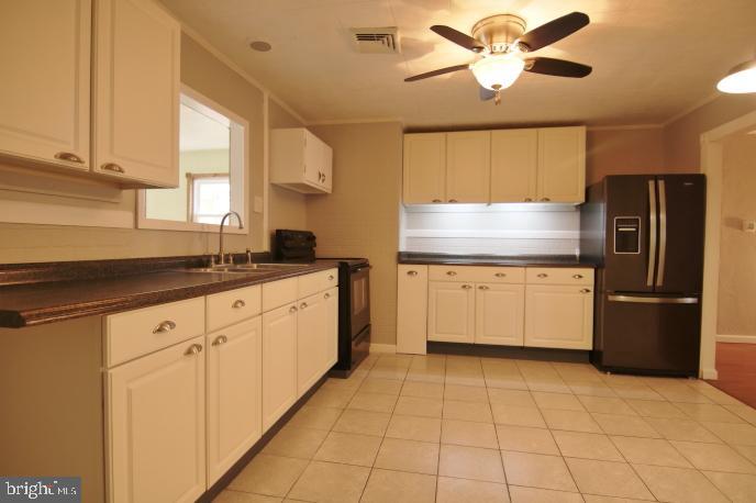 94 Arnold Road Enola, PA 17025 - Photo 4 of 29 Ample cabinet and counter space!