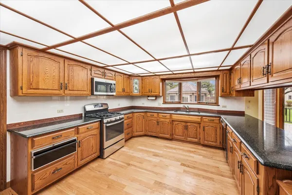 $995,000 | 6037 Dunham Road, Downers Grove, IL 60516