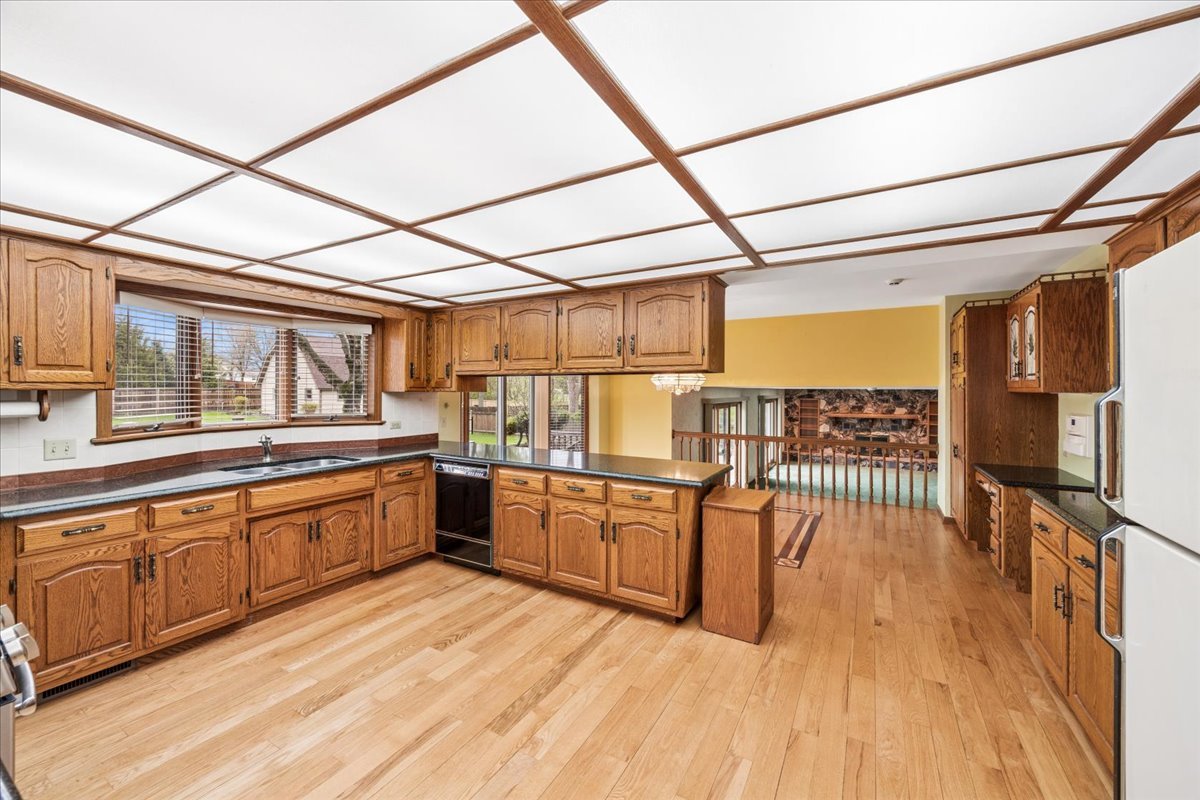 6037 Dunham Road Downers Grove, IL 60516 - Photo 10 of 40