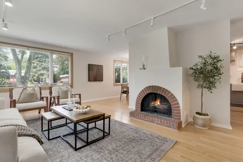$425,000 | 810 Leamington Avenue, Wilmette, IL 60091