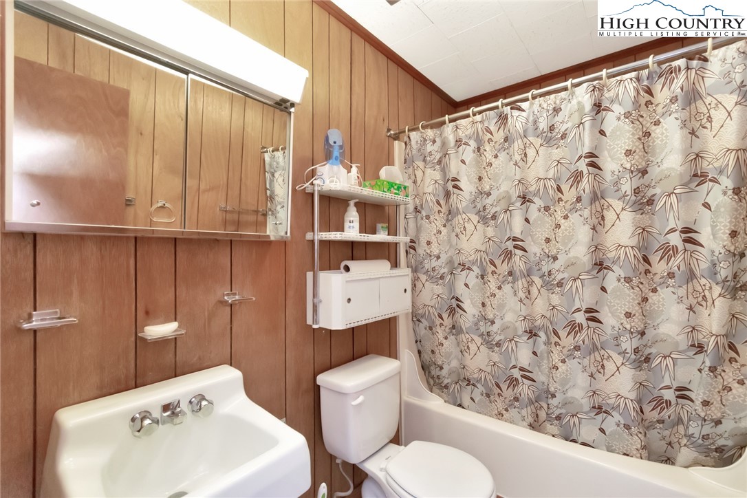 206 Oak Road Beech Mountain, NC 28604 - Photo 17 of 35 a bathroom with a sink toilet and shower