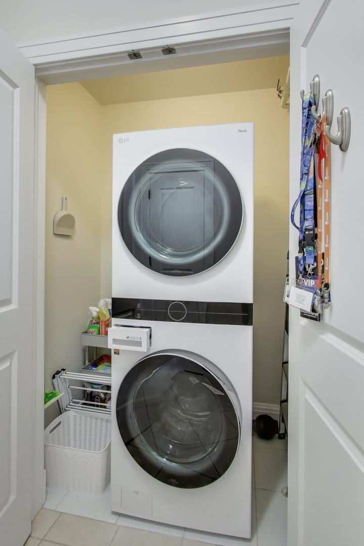 1041 Ridge Road, Unit 503 Wilmette, IL 60091 - Photo 19 of 22 a utility room with dryer and washer