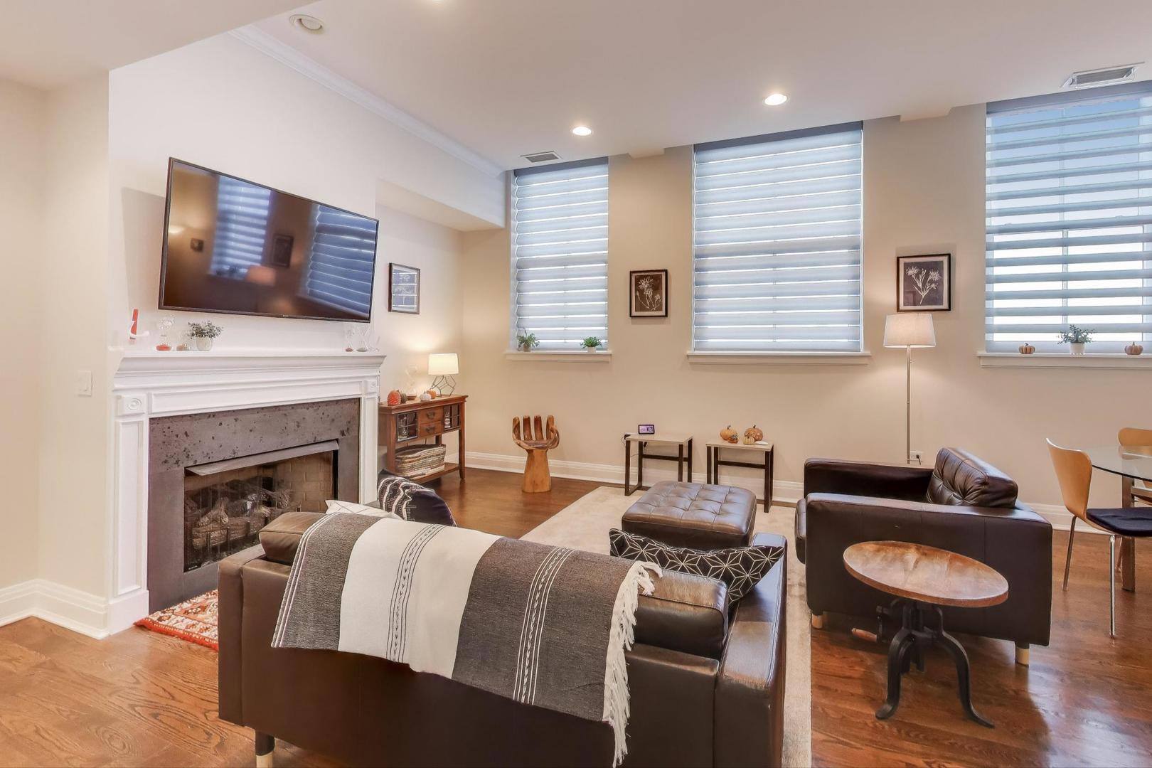 1041 Ridge Road, Unit 503 Wilmette, IL 60091 - Photo 4 of 22 a living room with furniture or fireplace and a flat screen tv