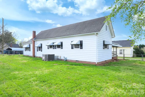 a view of a house with a backyard