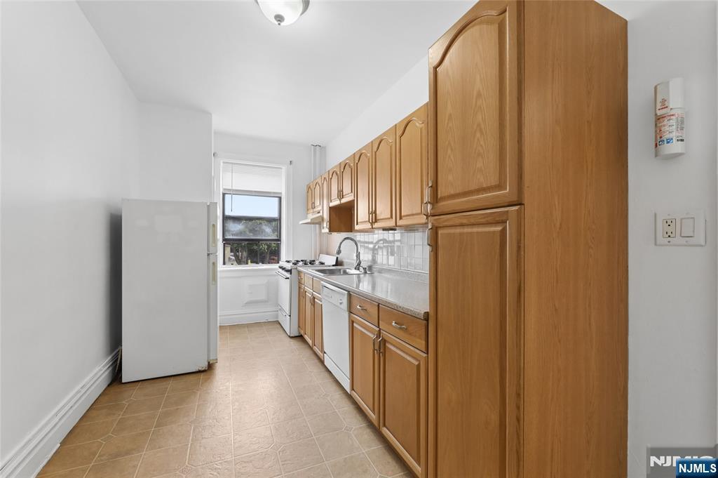 303 Hamilton Place, Unit C2 Hackensack, NJ 07601 - Photo 13 of 21