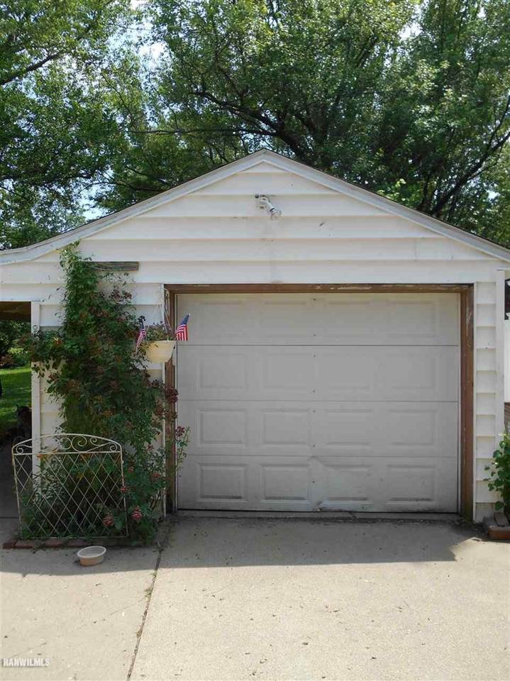 2321 Lancaster Heights Road Freeport, IL 61032 - Photo 13 of 17 a backyard of a house