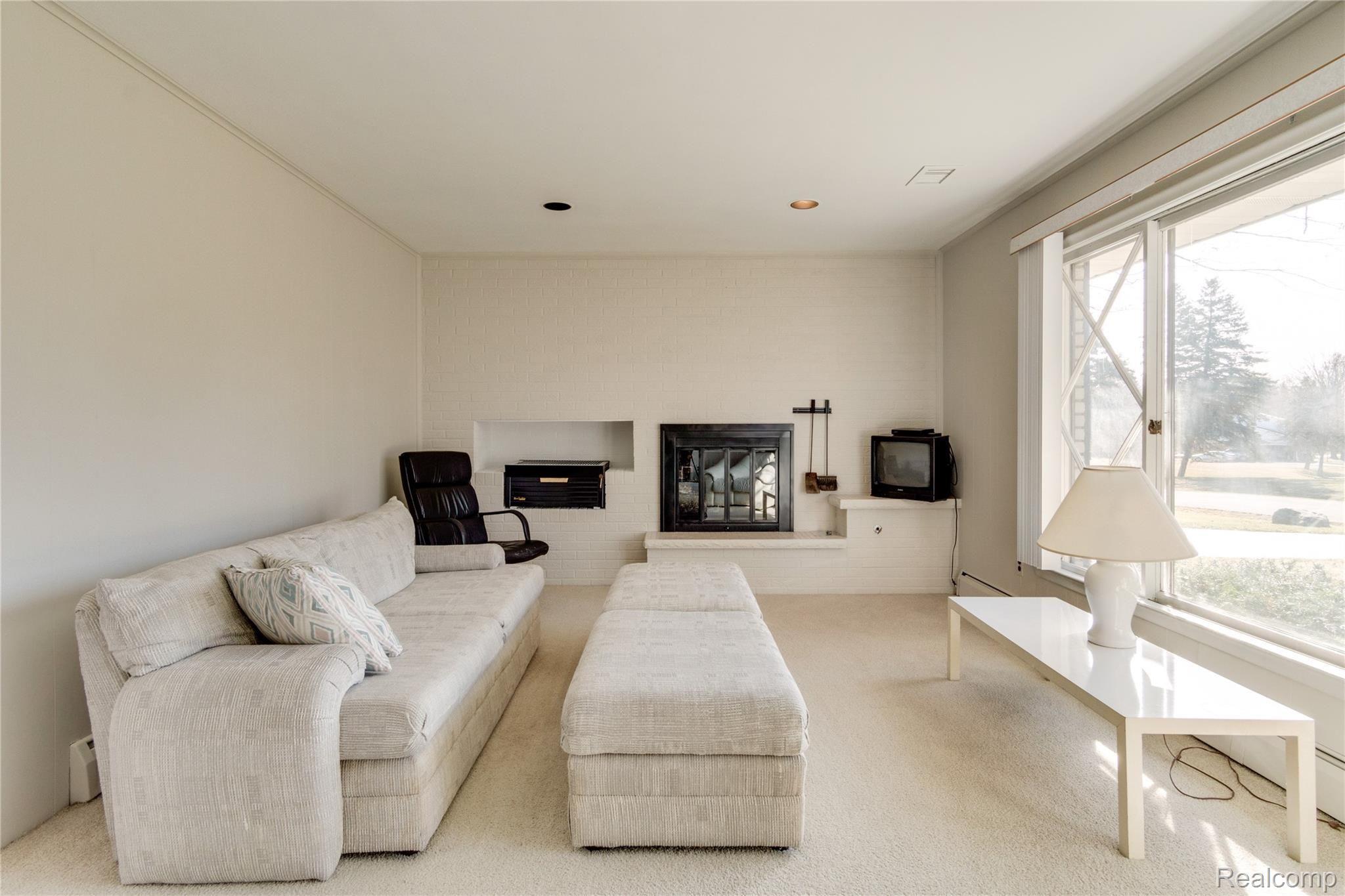 851 Helston Road Bloomfield Hills, MI 48304 - Photo 15 of 36 Fireplace and indoor grill!