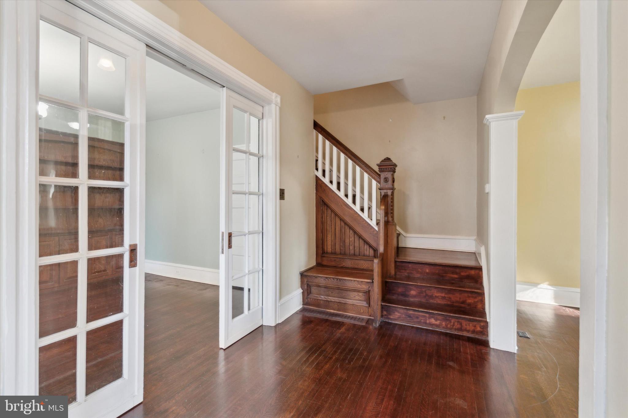 Foyer upon entrance. Seat with storage .