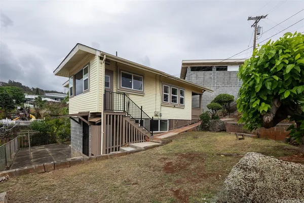 a view of a house with backyard and sitting area