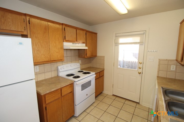 305 Cedar Ridge Drive, Unit B Nolanville, TX 76559 - Photo 6 of 14 a kitchen with a stove a refrigerator and a sink