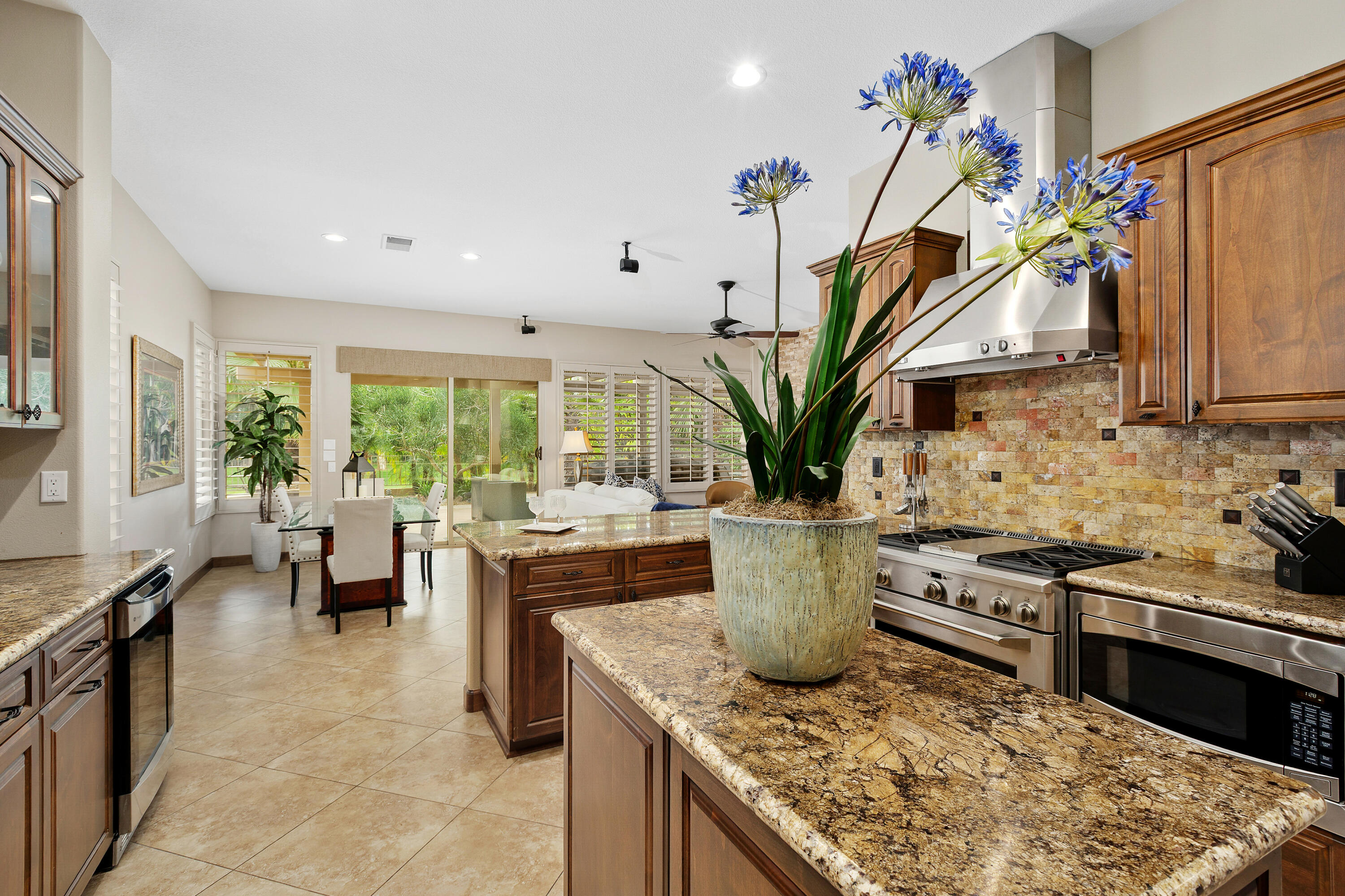 207 North Kavenish Drive Rancho Mirage, CA 92270 - Photo 16 of 41 22_11965593_185369_185369-EI-118