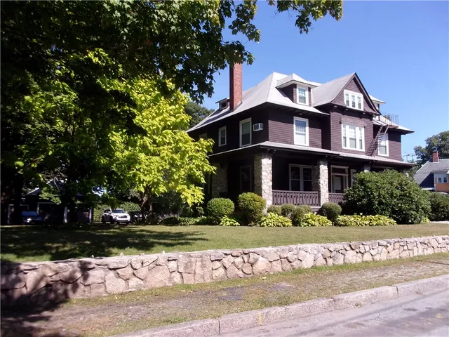 $1,950 | 27 West Park Place, Unit 2F, Woonsocket, RI 02895