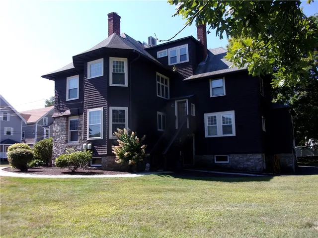 $1,950 | 27 West Park Place, Unit 2F, Woonsocket, RI 02895