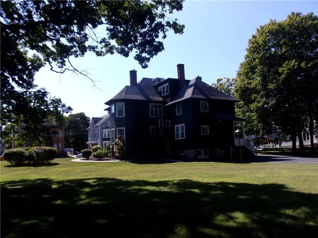 $1,950 | 27 West Park Place, Unit 2F, Woonsocket, RI 02895