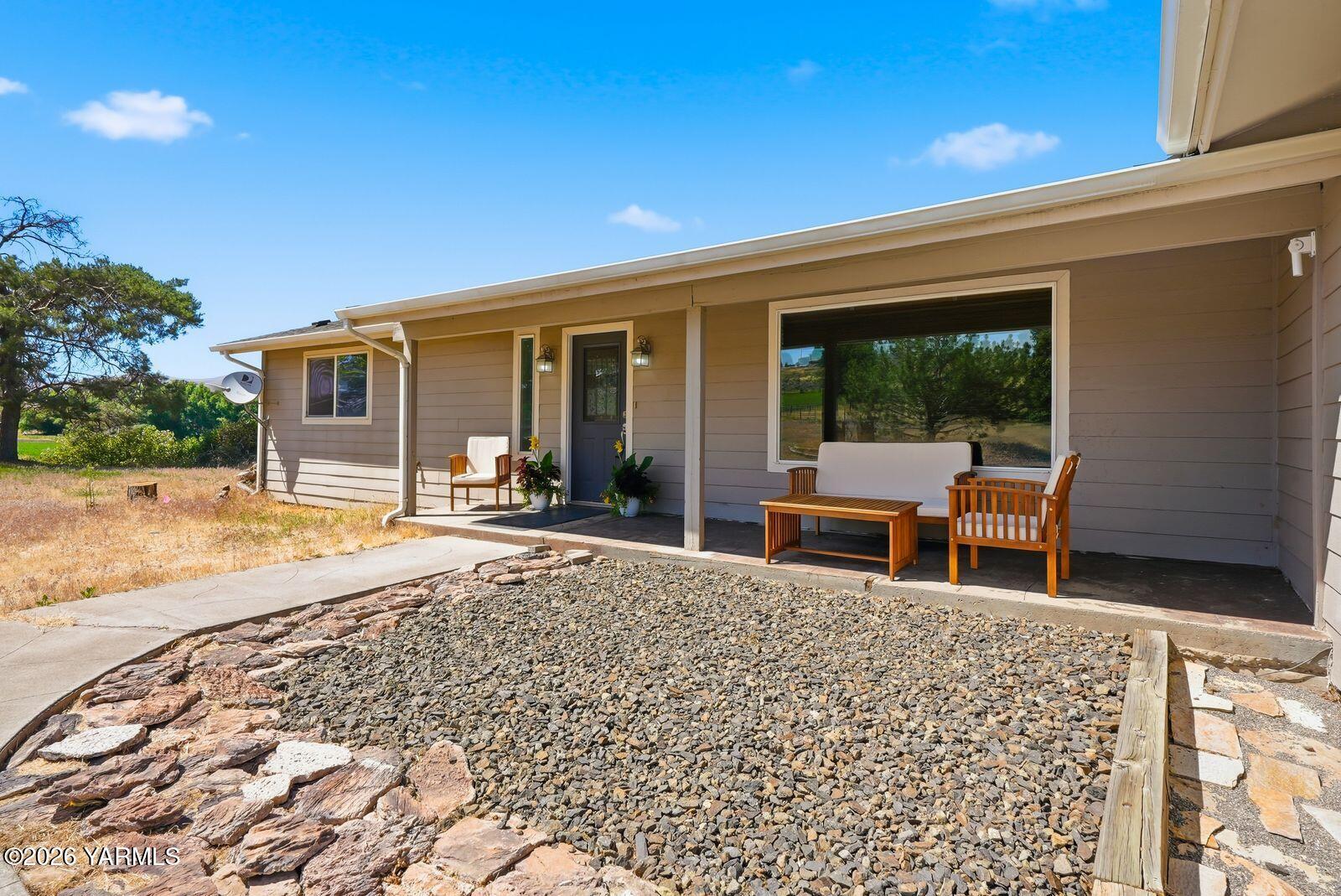 241 Knoll Road Yakima, WA 98908 - Photo 4 of 43 Covered Front Porch