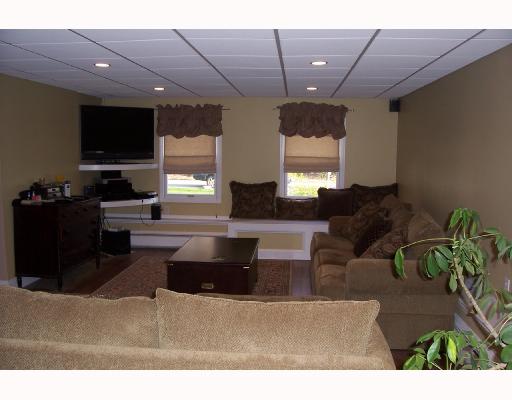 15 Melrose Road Bristol, RI 02809 - Photo 5 of 8 Den/Family/Great Room. extra large family room, nice and bright