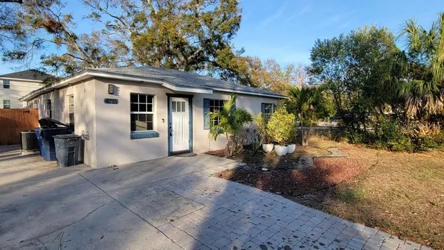 a view of a house with backyard and sitting area
