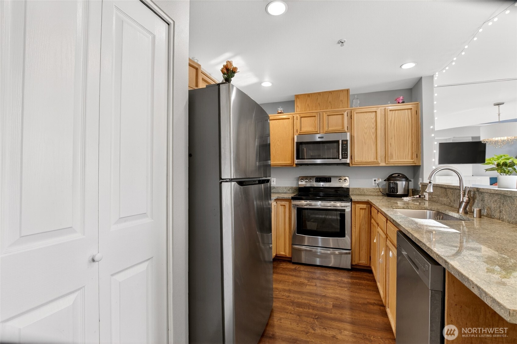 6615 South 239th Place, Unit R109 Kent, WA 98032 - Photo 14 of 40 a kitchen with stainless steel appliances granite countertop a refrigerator stove and sink