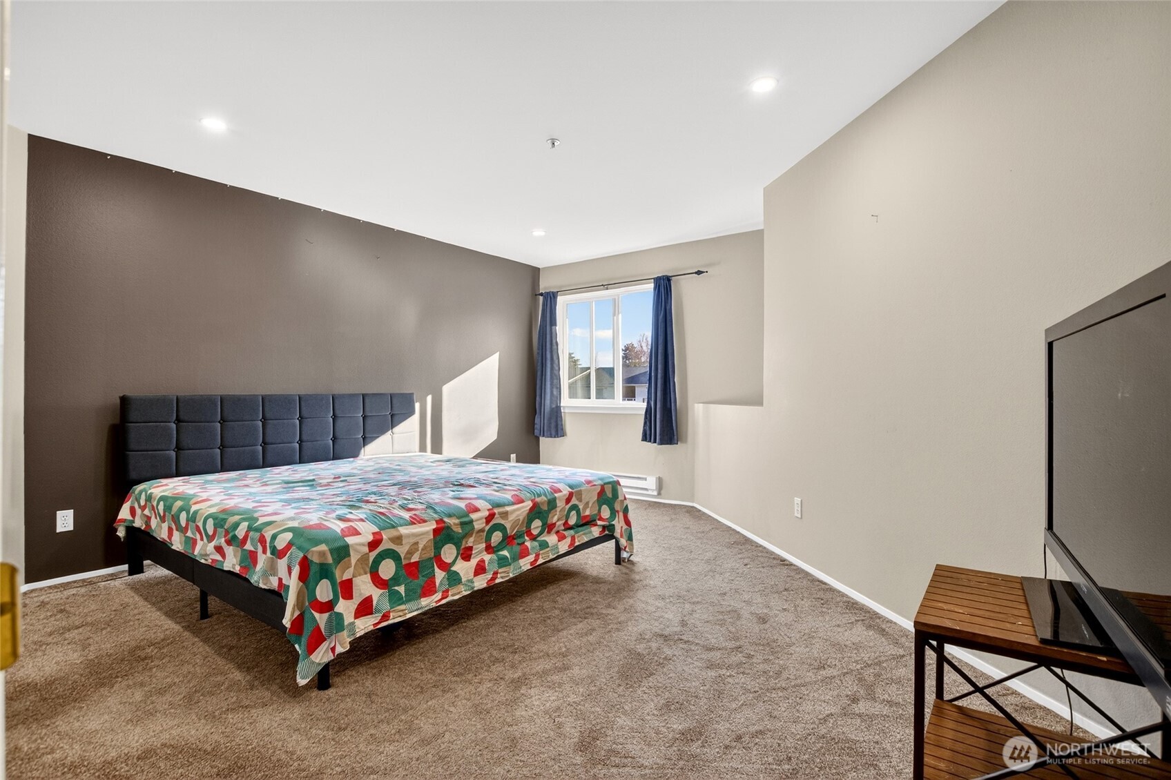 6615 South 239th Place, Unit R109 Kent, WA 98032 - Photo 30 of 40 a bedroom with a bed and a desk