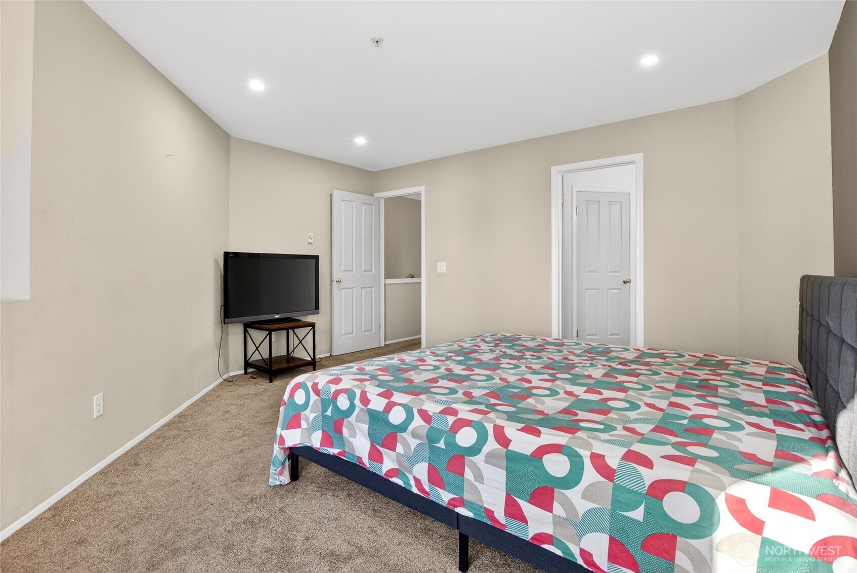 6615 South 239th Place, Unit R109 Kent, WA 98032 - Photo 31 of 40 a bedroom with a bed and a television in it