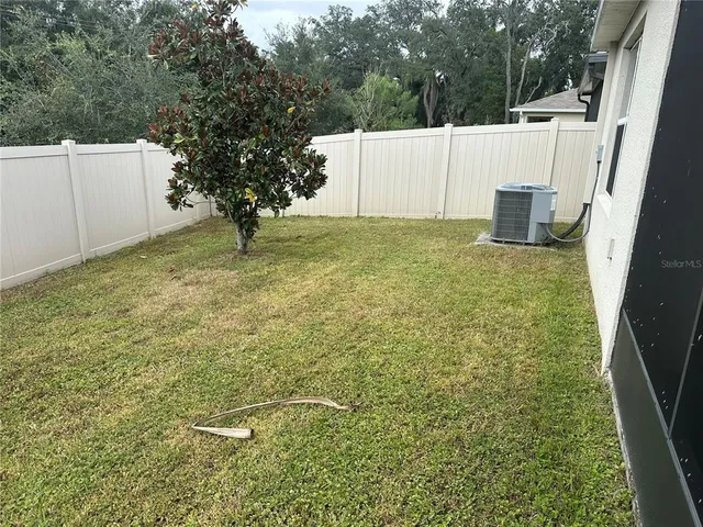 a view of a backyard