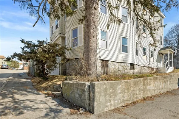 $2,300 | 183 Vernon Street, Unit 1, Worcester, MA 01607