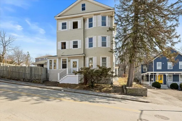 $2,300 | 183 Vernon Street, Unit 1, Worcester, MA 01607