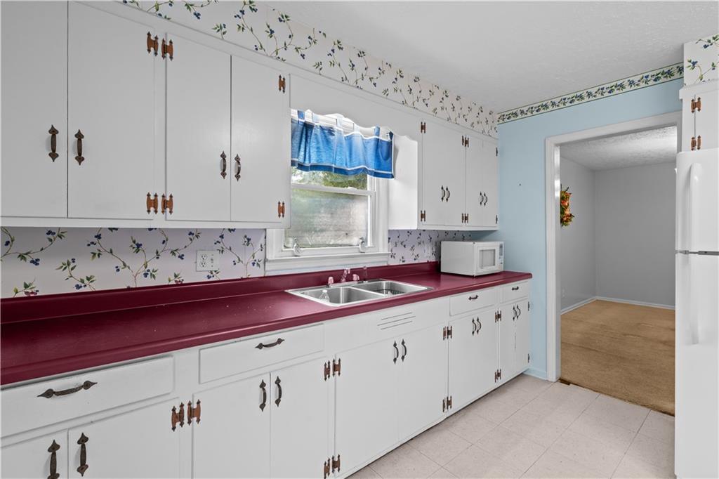 768 Burwell Road Carrollton, GA 30117 - Photo 10 of 42 a kitchen with cabinets and window
