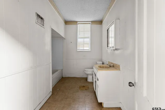 $109,500 | 210 South Adams Avenue, Tyler, TX 75702