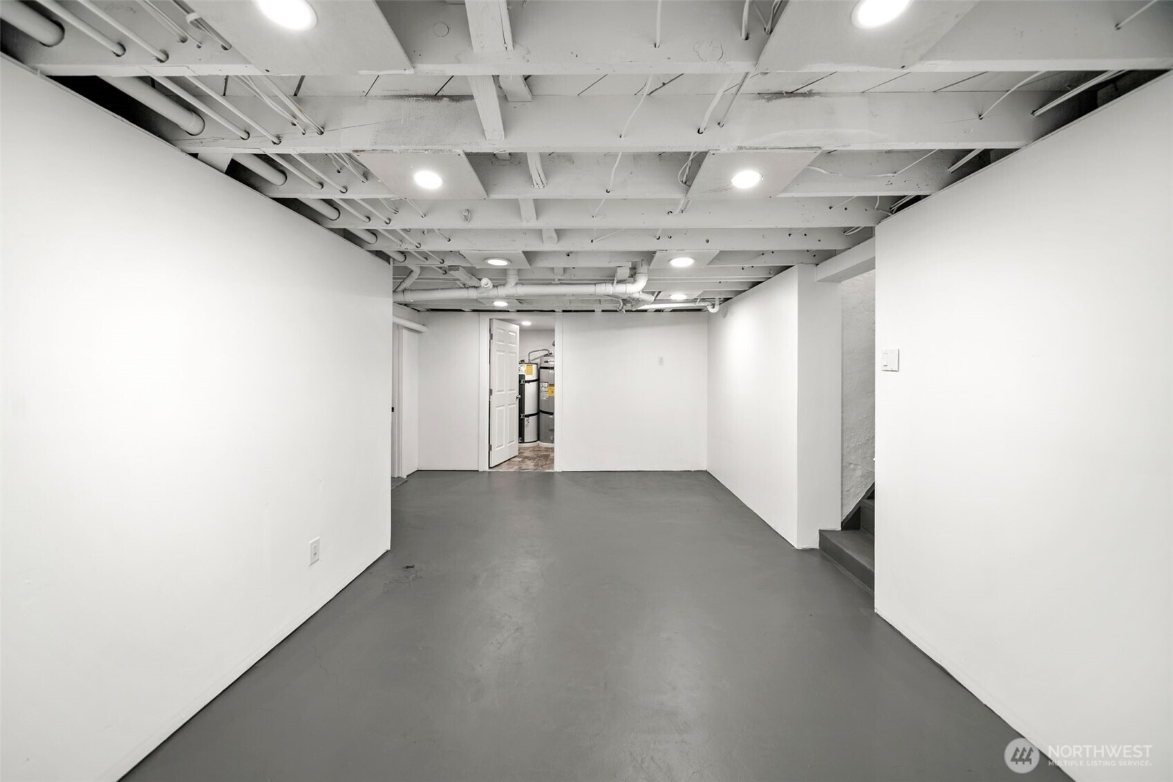 814 Easy Street Wenatchee, WA 98801 - Photo 20 of 40 a view of a hall with a ceiling fan and windows