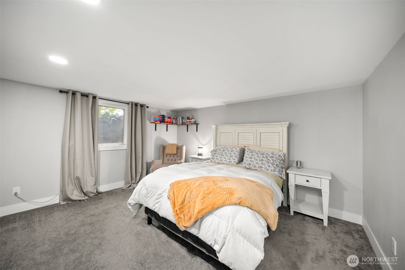 814 Easy Street Wenatchee, WA 98801 - Photo 26 of 40 a bed sitting in a room next to a lamp