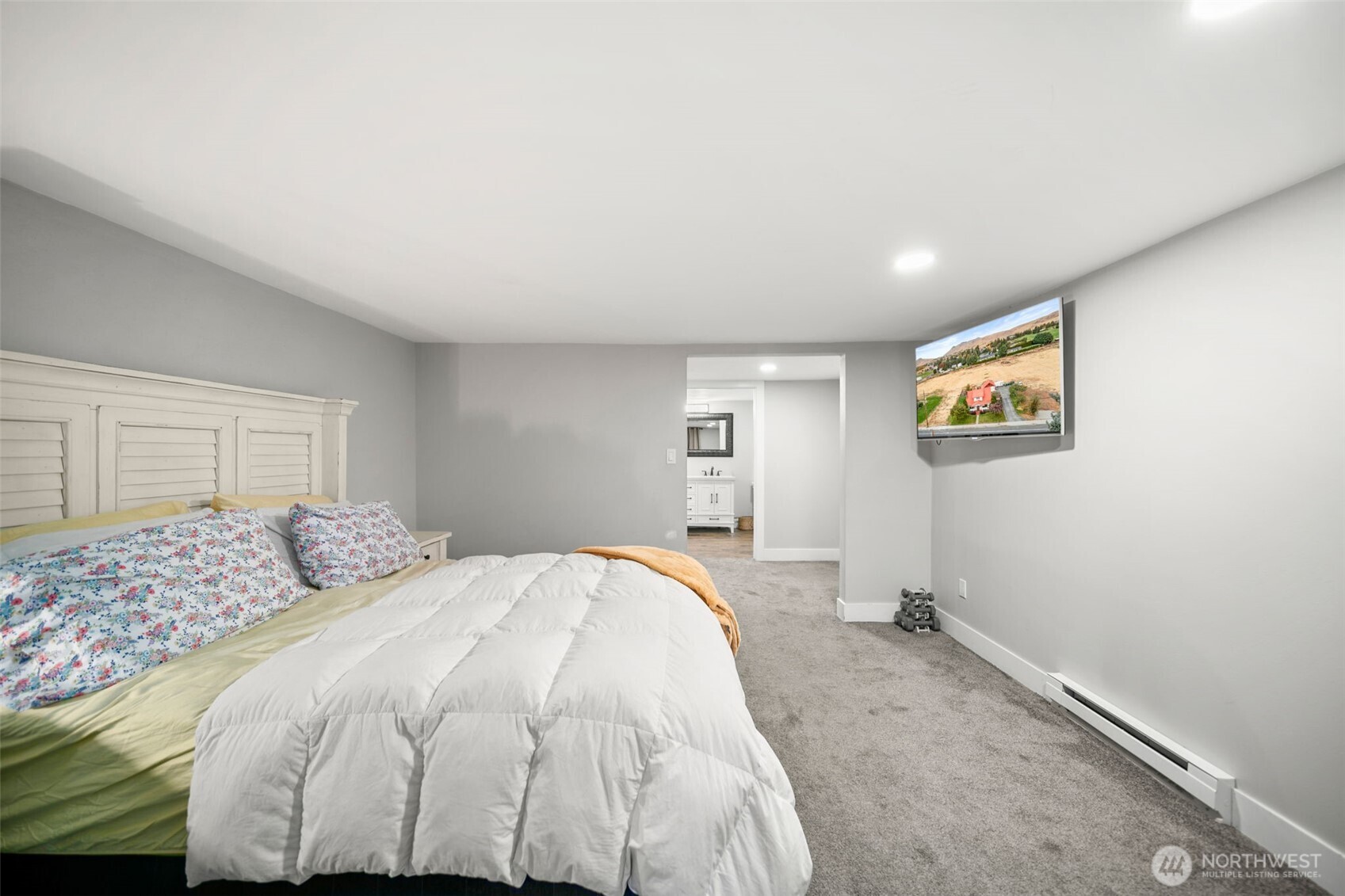 814 Easy Street Wenatchee, WA 98801 - Photo 28 of 40 a bedroom with a bed and a window