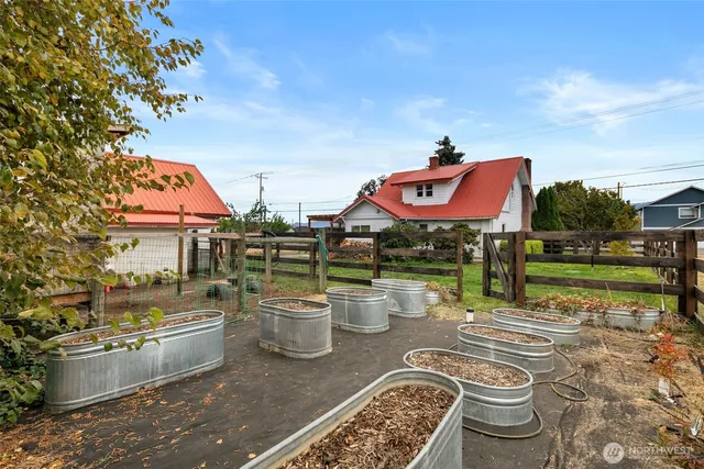 a view of a house with backyard