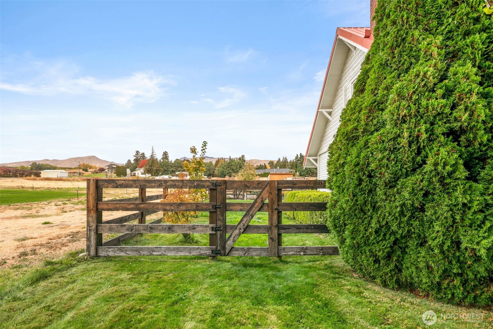 814 Easy Street Wenatchee, WA 98801 - Photo 36 of 40 a view of a yard with an outdoor seating