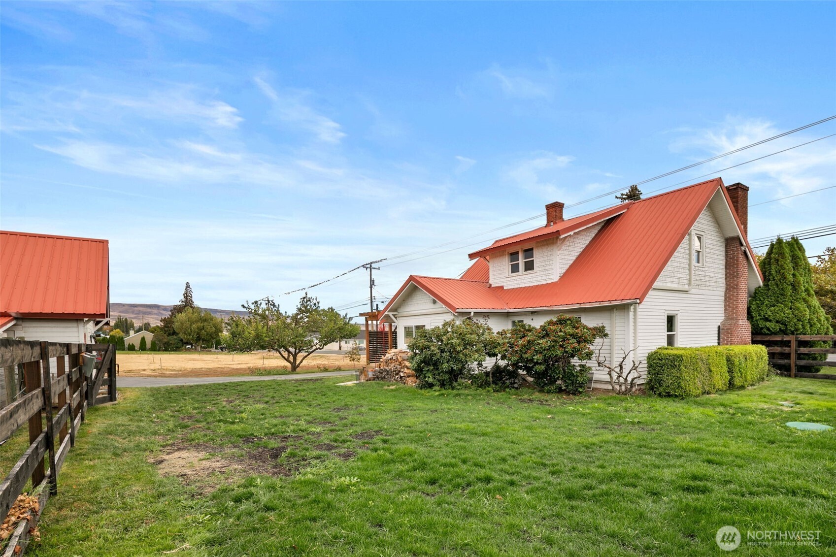 814 Easy Street Wenatchee, WA 98801 - Photo 38 of 40 a front view of a house with a yard