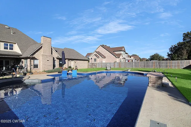 a view of a house with entertaining space