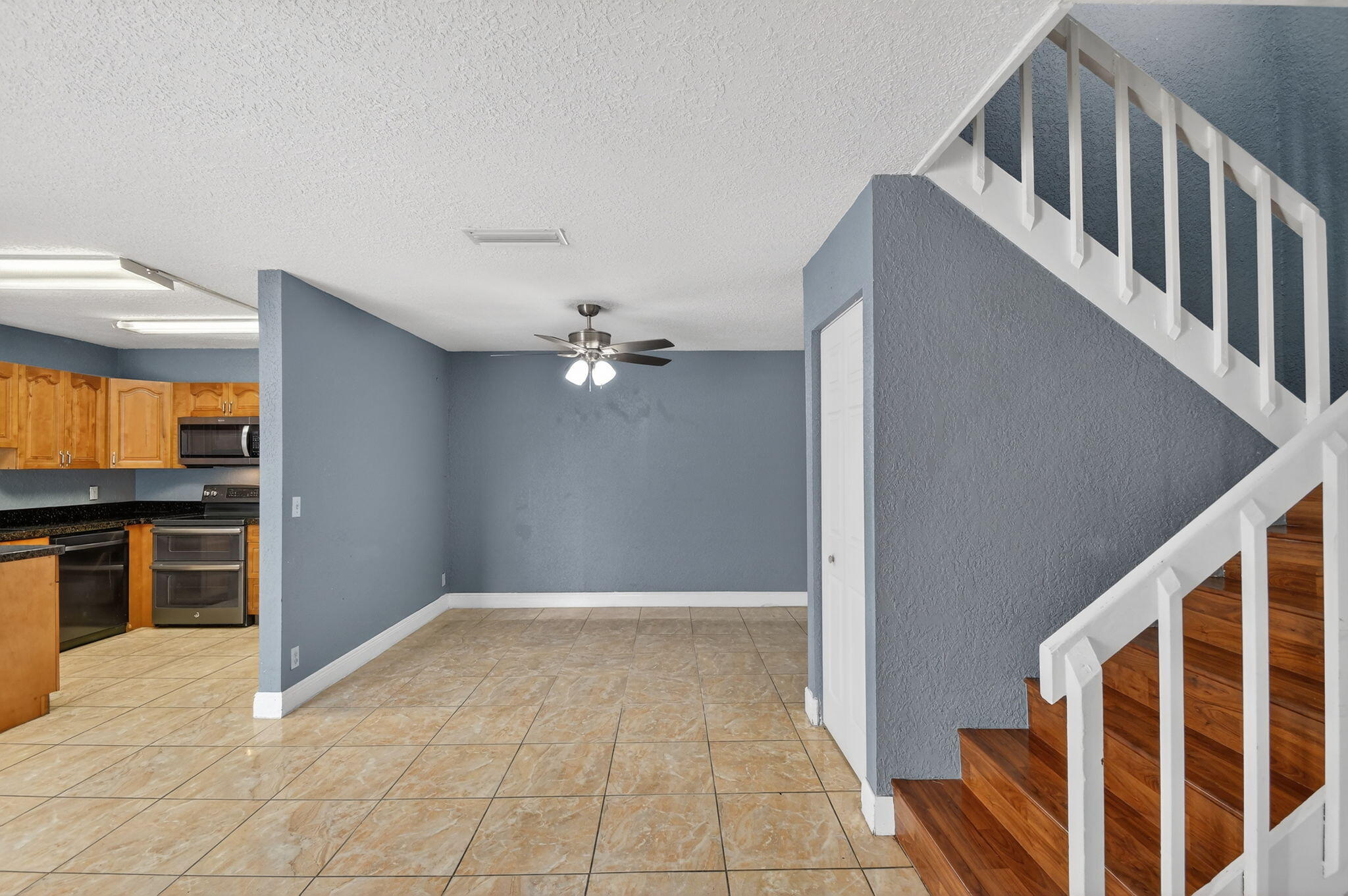 320 Woodland Road Palm Springs, FL 33461 - Photo 5 of 49 7-web-or-mls-DSC_4781