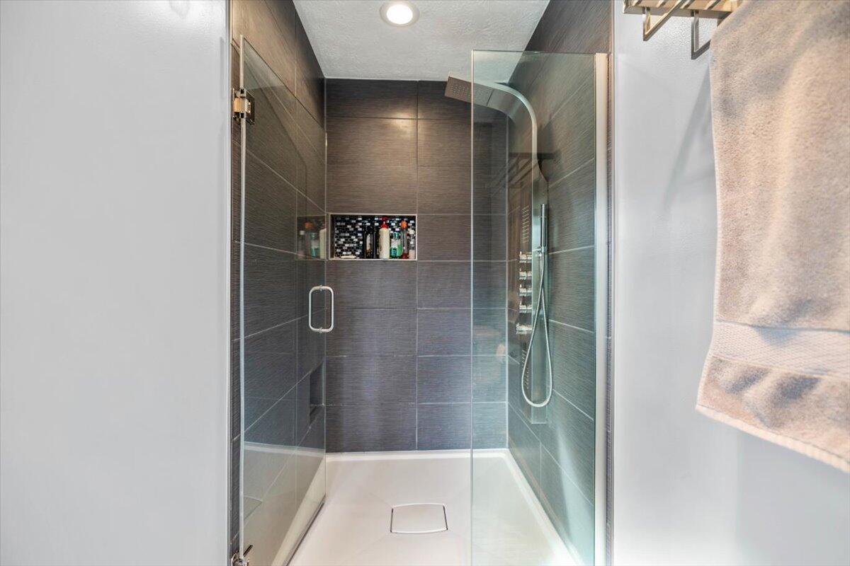 930 Raintree Court Westerville, OH 43081 - Photo 23 of 55 32-Primary Bath-930 Raintree Ct-027