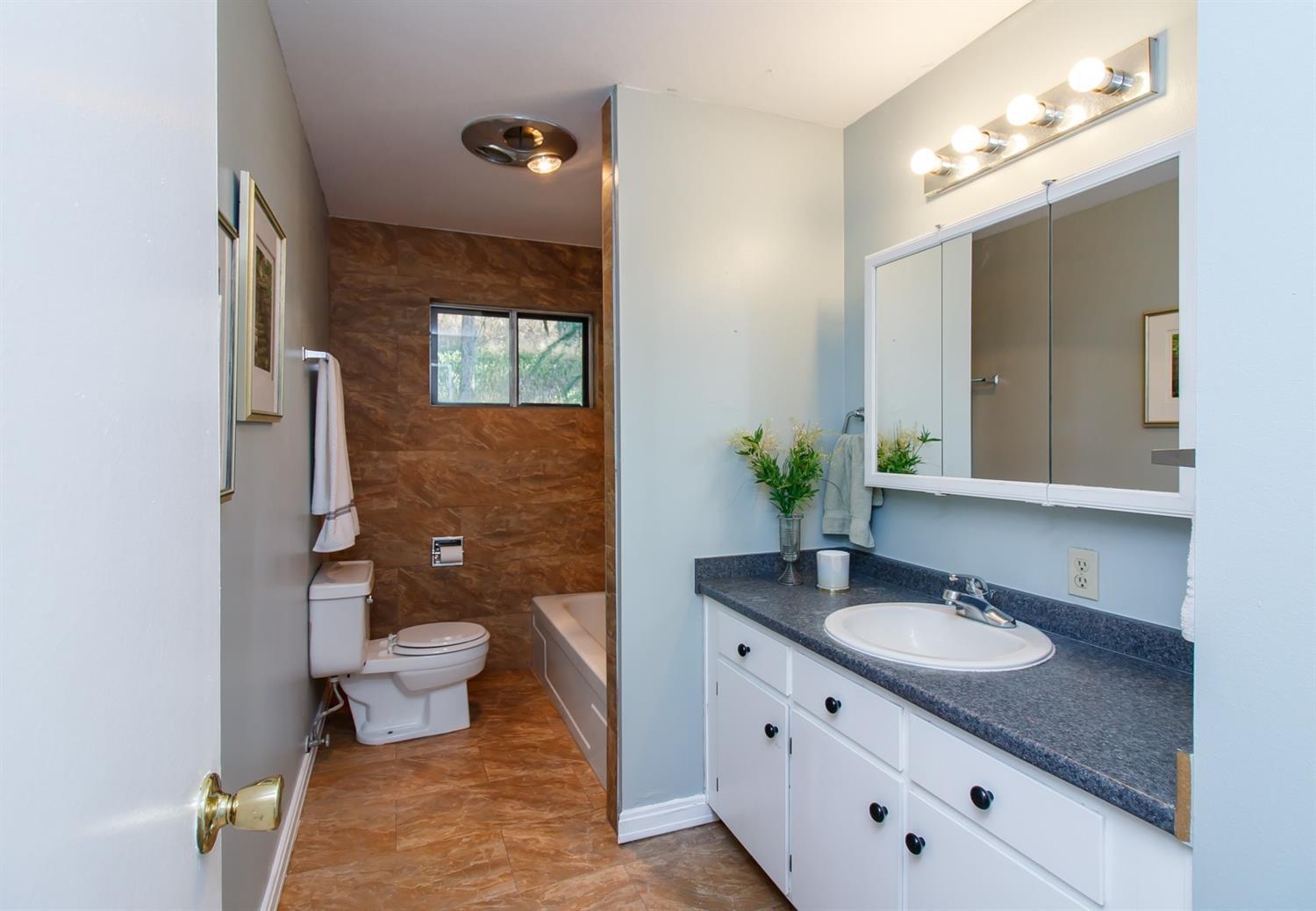 3355 Dark Hollow Road Medford, OR 97501 - Photo 20 of 33 Hall bath