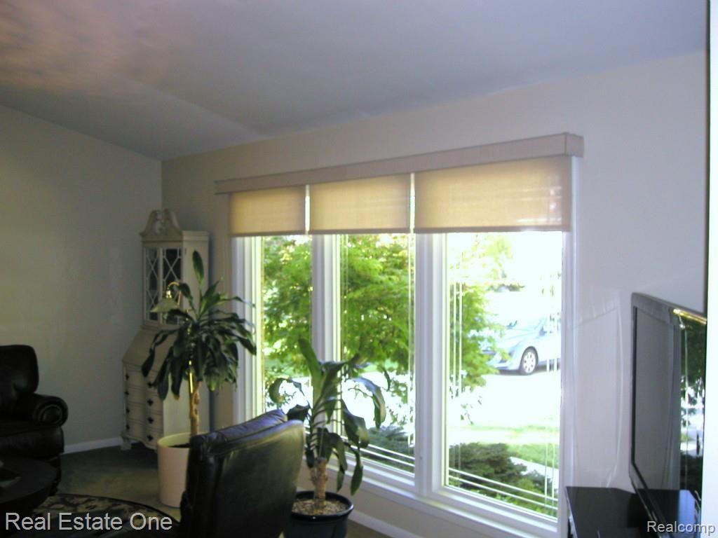 32417 Hearthstone Road Farmington, MI 48334 - Photo 6 of 37 FRONT PICTURE WINDOWS W/INLAID LINE ETCHING