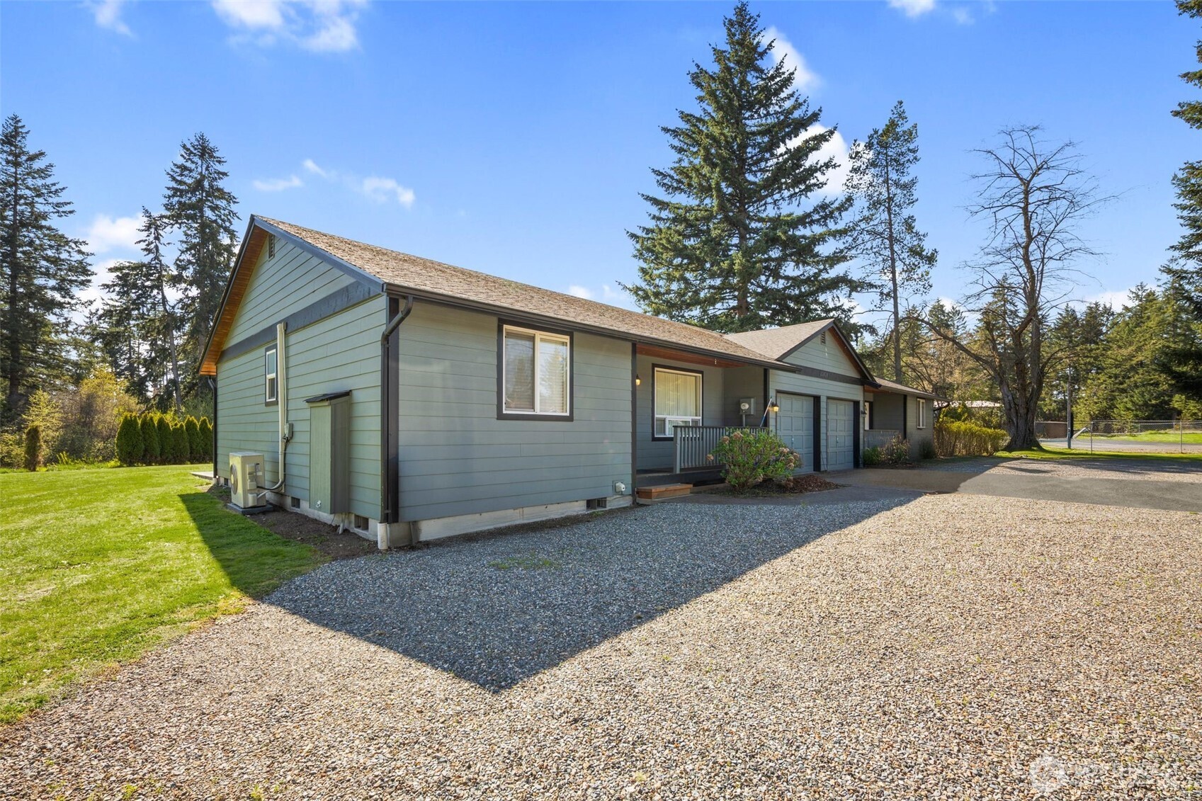 22424 South Prairie Road East Bonney Lake, WA 98391 - Photo 28 of 32 a front view of house with yard and trees