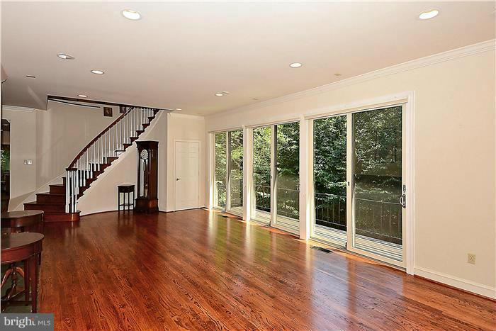 7844 Langley Ridge Road McLean, VA 22102 - Photo 4 of 30 Living Room
