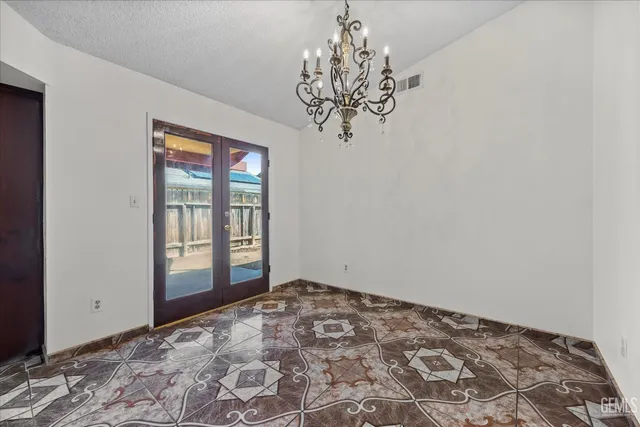 a view of empty room with window