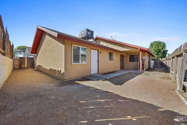 a view of a house with a backyard