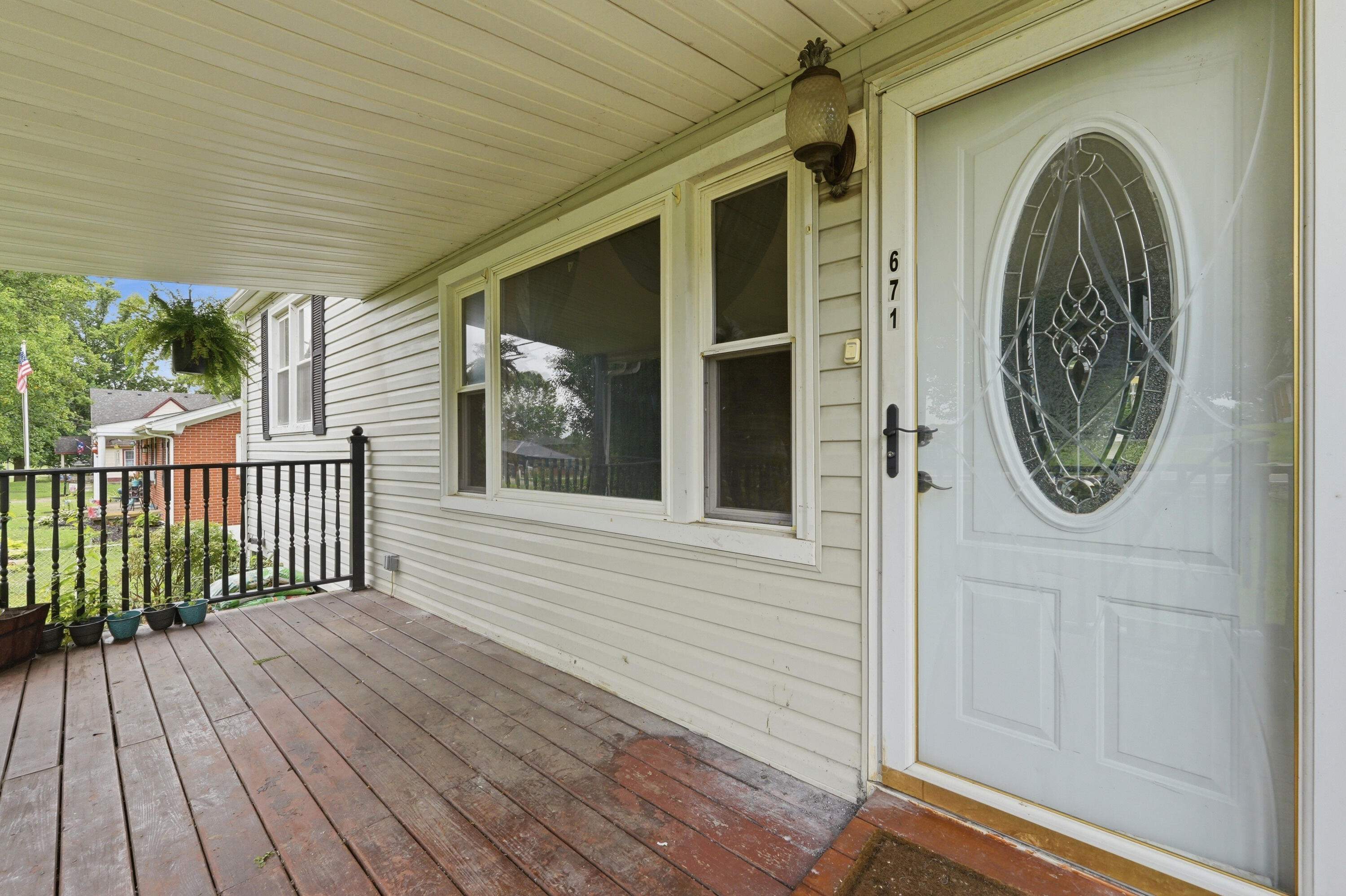 671 Main Street Pleasureville, KY 40057 - Photo 3 of 30 671main_louisvillerealestatemedia_019