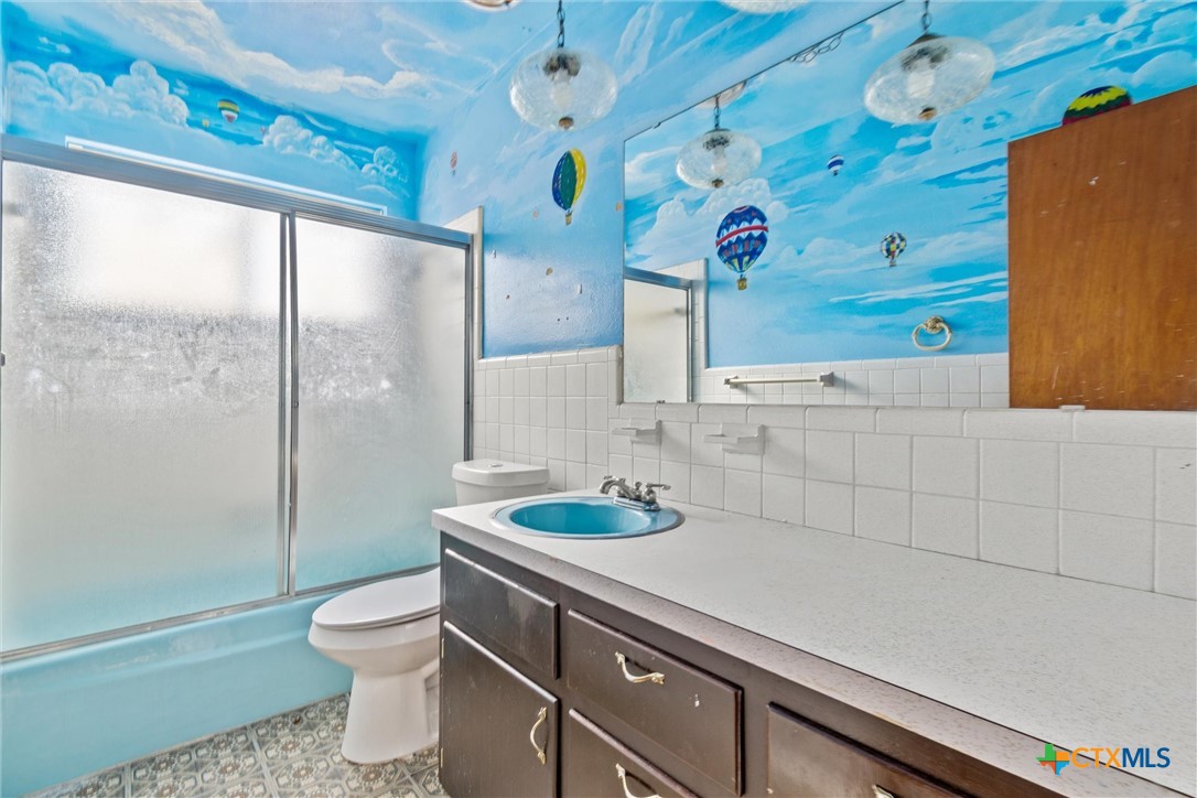 1101 Ridgeway Drive Killeen, TX 76549 - Photo 16 of 31 a bathroom with a sink a toilet and shower