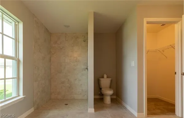 a bathroom that has a toilet in it