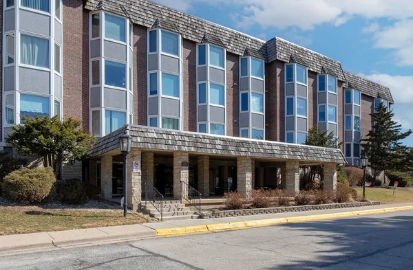 $224,000 | 2500 Archbury Lane, Unit 1A, Park Ridge, IL 60068