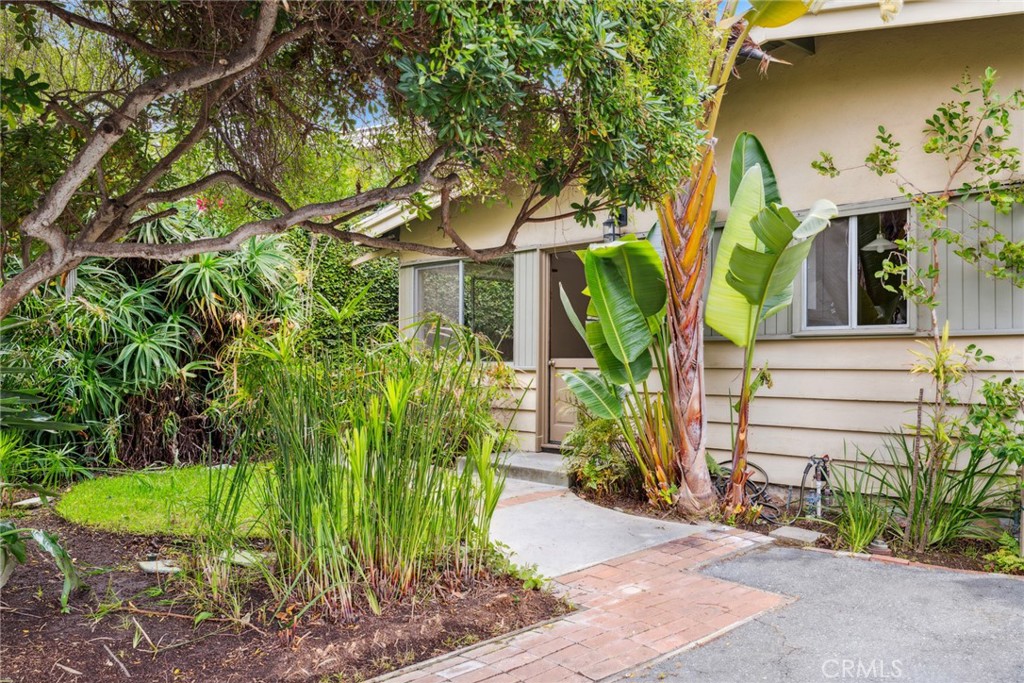 505 Graceland Drive Laguna Beach, CA 92651 - Photo 17 of 29 a front view of a house with garden