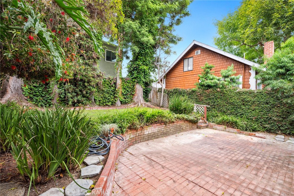 505 Graceland Drive Laguna Beach, CA 92651 - Photo 21 of 29 a backyard of a house with plants and trees